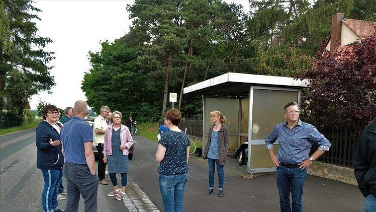 Der Adelsdorfer Bau- und Umweltausschuss am Buswartehäuschen in  Nainsdorf  Fotos Britta Schnake