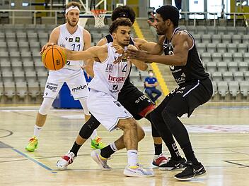 Hatte am Ostersonntag einen schweren Stand gegen die aggressiv verteidigenden Münsteraner um Marck Coffin und Malcom Delpeche: Coburgs Aufbauspieler Elias Baggette (mit Ball).