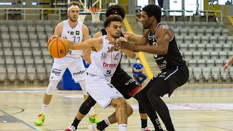 Hatte am Ostersonntag einen schweren Stand gegen die aggressiv verteidigenden Münsteraner um Marck Coffin und Malcom Delpeche: Coburgs Aufbauspieler Elias Baggette (mit Ball).