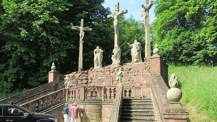 Die Station 12, das größte Objekt des Kapellenkreuzwegs unterhalb von Schloss Saaleck, ist wieder hergestellt. Die Figuren unter den Kreuzen erhielten eine witterungsfeste Bedeckung.