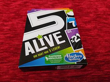 Spiele-Test "5 Alive": Schnelles Kartenspiels für Fans von Uno und 17 und 4