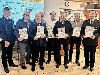 Neben dem Vorsitzenden Simon Sponsel stehen die geehrten Vereinsmitglieder Josef Kraft, Georg Brieger, Paul Rumpler, Bernhard Maltenberger, Franz Roth, Erwin Roth und Thomas Rumpler.