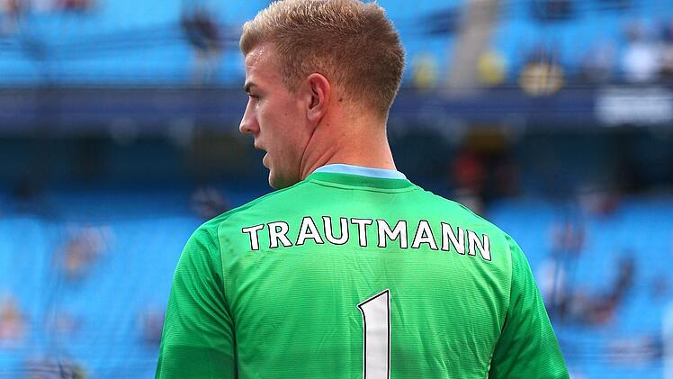 Einer der Nachfolger: Joe Hart stand 2013 im Tor von Manchester City. Nach dem Tod von Bernd Trautmann machte er sich wie alle Spieler seiner Mannschaft im Trikot des ehemaligen Torh&uuml;ters warm.