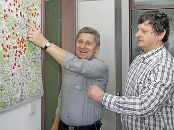 Jeder Punkt auf der Landkreiskarte steht für eine Feuerwehr. Kreisbrandrat Manfred Lorenz und Kreisbrandinspektor Bruno Baumgärtner sind mit dem personellen Stand zufrieden - doch die Gefahr besteht, dass sich dies in nicht allzu ferner Zukunft ändert. Foto: Berthold Köhler