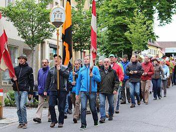 Guten Mutes waren die Wallfahrer, als es durch Ebern ging. Da ahnten sie noch nicht, welche Schwierigkeiten ihnen auf dem Weg zum Kreuzberg begegnen würden. Foto: Eckehard Kiesewetter
