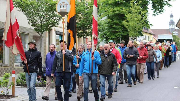 Guten Mutes waren die Wallfahrer, als es durch Ebern ging. Da ahnten sie noch nicht, welche Schwierigkeiten ihnen auf dem Weg zum Kreuzberg begegnen würden. Foto: Eckehard Kiesewetter