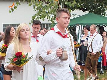 Wer den Weidenbuschen in der Hand hatte, musste ein Kerwalied singen, bevor er den Ast weitergeben durfte. Foto: M;anfred Welker