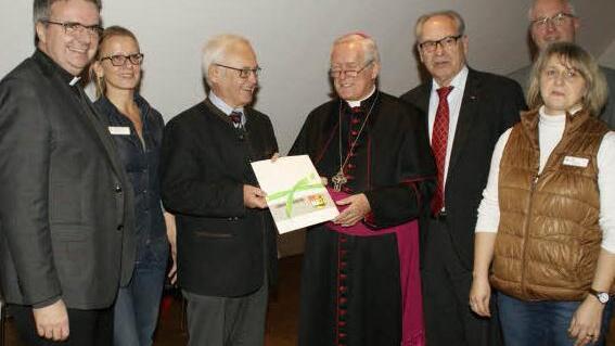 Bischof Friedhelm Hofmann ist überzeugt von der Neukonzeption von St. Bruno und freute sich, die Baugenehmigung für den Pflegeheimbereich zu erhalten. Unser Bild zeigt von links Domkapitular Clemens Bieber, Caritas-Kreisgeschäftsführerin Anke Schäflein, Landrat Rudolf Handwerker, Bischof Hofmann, Bürgermeister Rudi Eck, Caritas-Kreisvorsitzenden Johannes Simon und die Leiterin von St. Bruno, Heike Ehlert.  Foto: sw.