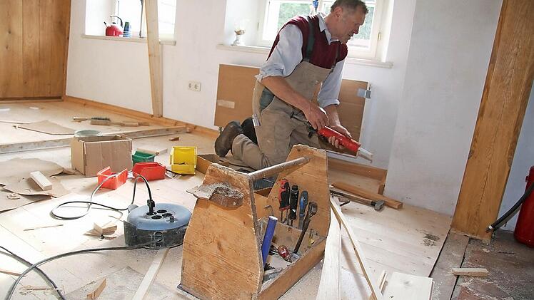 Mit Hochdruck werkelt Gerhard Bohl, denn zum Mühlenfest soll der Boden fertig sein.