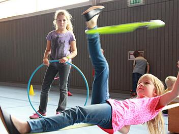 Fabienne Scheler übt mit dem Hoola Hoop-Reifen. Zusammen mit ihren Schulkameraden zeigt sie am Wochenende, was sie alles beim Schulprojekt "Manege frei" gerlernt hat. Foto: Katharina Müller-Sanke
