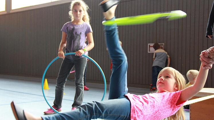 Fabienne Scheler übt mit dem Hoola Hoop-Reifen. Zusammen mit ihren Schulkameraden zeigt sie am Wochenende, was sie alles beim Schulprojekt "Manege frei" gerlernt hat. Foto: Katharina Müller-Sanke