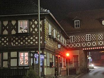 Noch ist der Himmel über den historischen Gebäuden in Marktzeuln dunkel. Beim Silvesterfeuerwerk bittet die Gemeinde die nötige Vorsicht walten zu lassen, damit kein Schaden entsteht. Foto: Gerda Völk