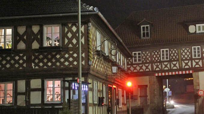 Noch ist der Himmel über den historischen Gebäuden in Marktzeuln dunkel. Beim Silvesterfeuerwerk bittet die Gemeinde die nötige Vorsicht walten zu lassen, damit kein Schaden entsteht. Foto: Gerda Völk