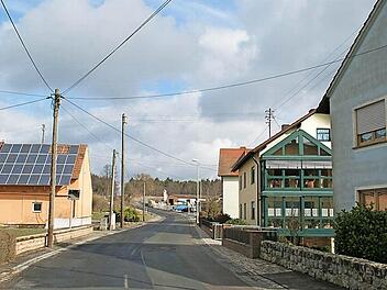 Die Ortsdurchfahrt von Schindelsee wird sich wohl schon bald ganz anders präsentieren als bislang: Die Straße wird neu ausgebaut, Masten und Leitungen verschwinden. Foto: Sabine Weinbeer