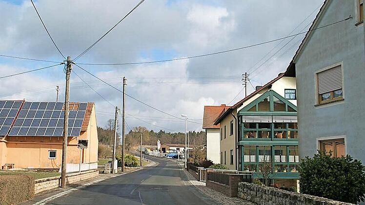 Die Ortsdurchfahrt von Schindelsee wird sich wohl schon bald ganz anders präsentieren als bislang: Die Straße wird neu ausgebaut, Masten und Leitungen verschwinden. Foto: Sabine Weinbeer