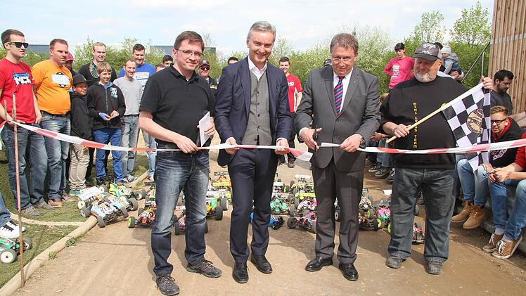Oberbürgermeister Henry Schramm und der Leiter der Stadtwerke Stephan Pröschold gaben den Plassenburgring für das erste Rennen frei. Auf den Start freute sich auch der Vorsitzende Gerhard Schmökel.Foto: Sonja Adam