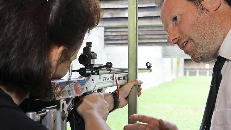 Geduldig erklärt 2. Schützenmeister Matthias Kümmet der Reporterin ohne Schießerfahrung, worauf es beim Schuss mit dem Kleinkaliber auf 50 Meter ankommt. Fotos: Barbara Herbst