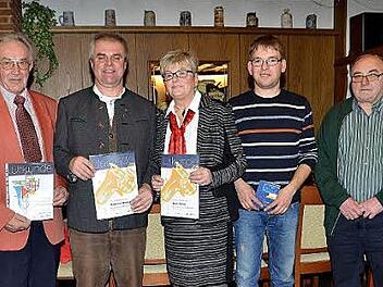 Ehrungen bei der Jahresabschlussfeier des Posaunenchores Trebgast (von links): Chorleiter Werner Gräbner, Leo Hassold, Burkhard Stumpf, Karin Schulz, Martin Gräbner, Obmann Hellmuth Müller und Pfarrer Peter Ahrens. Foto: Dieter Hübner