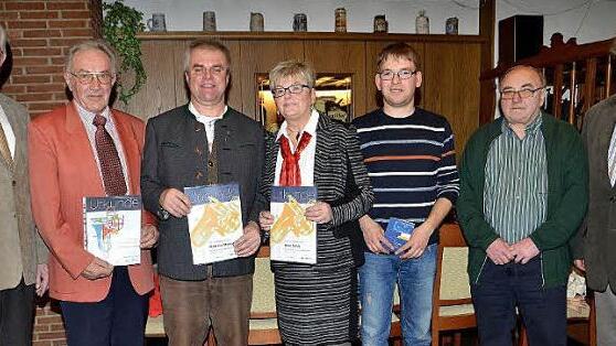 Ehrungen bei der Jahresabschlussfeier des Posaunenchores Trebgast (von links): Chorleiter Werner Gräbner, Leo Hassold, Burkhard Stumpf, Karin Schulz, Martin Gräbner, Obmann Hellmuth Müller und Pfarrer Peter Ahrens. Foto: Dieter Hübner