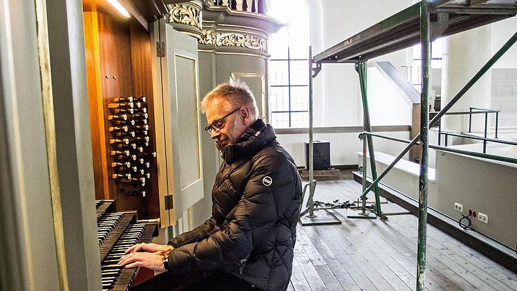 Kirchenmusikdirektor Peter Stenglein testet den Klang der Schuke-Orgel, die zwei Jahre lang eingepackt war.Foto: Jochen Berger