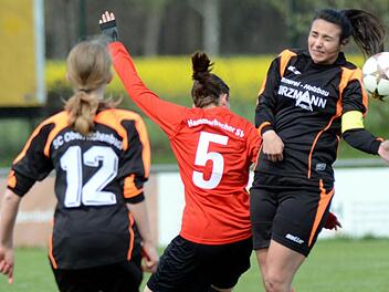 Die abstiegsbedrohten Oberreichenbacherinnen um Spielf&uuml;hrerin Nadja Nogreh (rechts) kr&ouml;nten eine gute Leistung in Hammerbach mit einem enorm wichtigen Sieg. Foto: herzopress