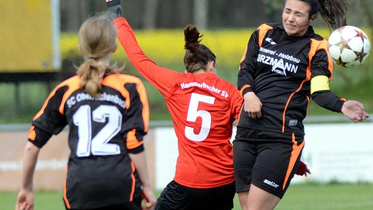 Die abstiegsbedrohten Oberreichenbacherinnen um Spielf&uuml;hrerin Nadja Nogreh (rechts) kr&ouml;nten eine gute Leistung in Hammerbach mit einem enorm wichtigen Sieg. Foto: herzopress