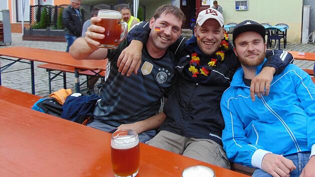 Fu&szlig;ball und Bierfest passen gut zusammen. Deshalb sind sogar einige Wanderer und andere Besucher in Gr&auml;fenberg geblieben. Fotos: Petra Malbrich