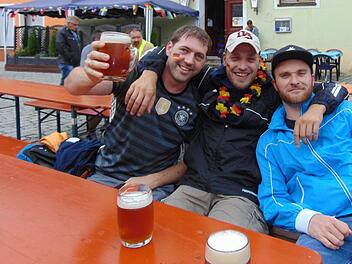 Fußball und Bierfest passen gut zusammen. Deshalb sind sogar einige Wanderer und andere Besucher in Gräfenberg geblieben. Fotos: Petra Malbrich