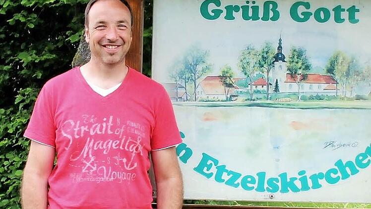 Alexander Ort vor dem schön gestalteten Ortsschild. Foto: Johanna Blum