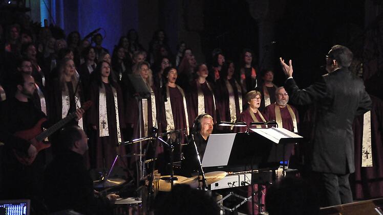 Mit der "KisSingers Gospel Weihnacht" begeisterte der Gospelchor der evangelischen Gemeinde unter der Leitung von Kirchenmusikdirektor Jörg Wöltche in der Erlöserkirche die Zuhörer.  Foto: Peter Klopf
