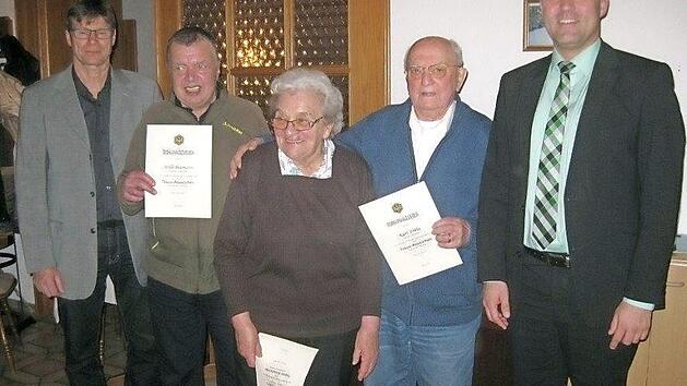 Das Bild zeigt bei der Ehrung von links: Obmann Uwe B&auml;r und die Jubilare Willi Baumann, Elfriede Enders und Kurt Fr&ouml;ba sowie B&uuml;rgermeister Timo Ehrhardt. Foto: privat
