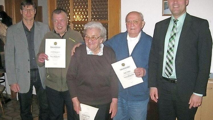 Das Bild zeigt bei der Ehrung von links: Obmann Uwe Bär und die Jubilare Willi Baumann, Elfriede Enders und Kurt Fröba sowie Bürgermeister Timo Ehrhardt. Foto: privat