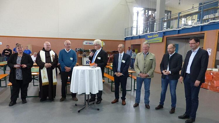 Hoher Besuch bei der Eröffnung der LQN-Gewerbeschau: (v.l.) Pfarrerin Heidrun Hemme, Pater Silvester, LQN-Vorsitzender Hermann Dörfler, Cheforganisator Reiner Meisel, Bürgermeister Franz Uome, MdL Ludwig Freiherr von Lerchenfeld, stellvertretender Landrat Jörg Kunstmann und MdL Martin Schoffel. Foto: kpw