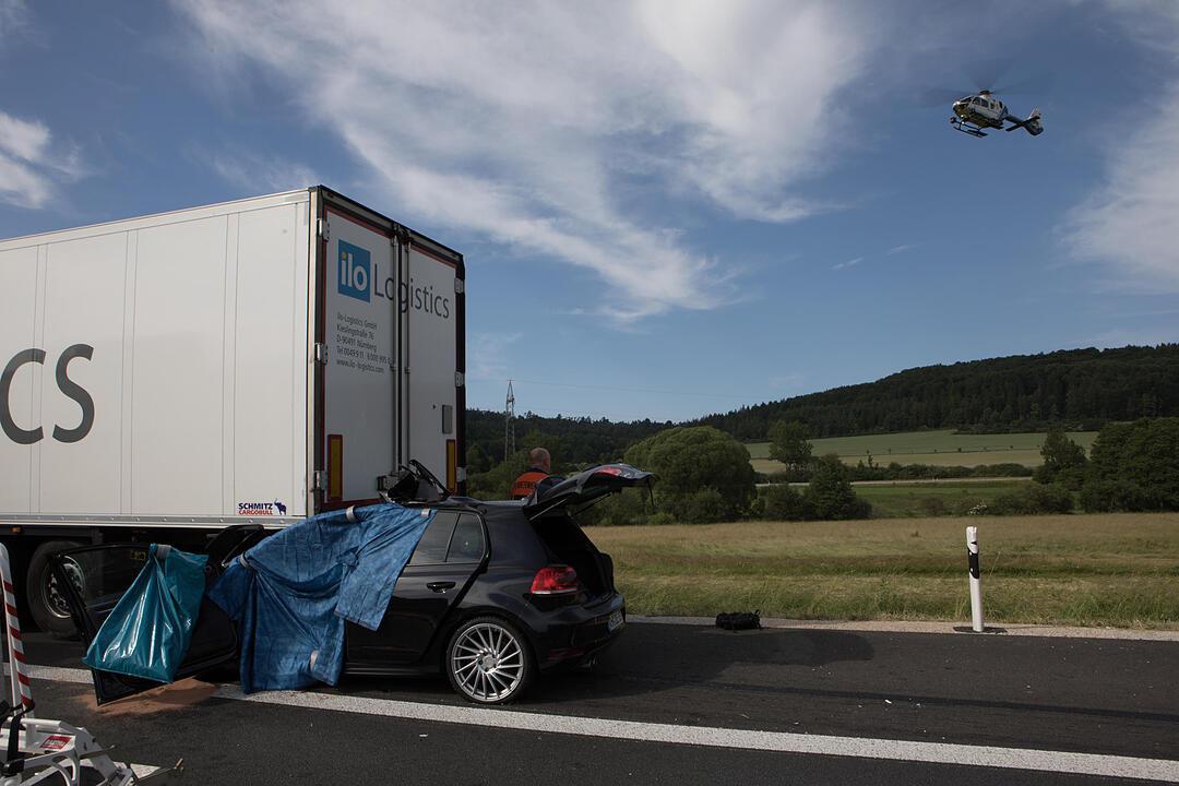 Vom Lkw mitgeschleift – Autofahrer auf A9 bei Greding lebensgefährlich verletzt