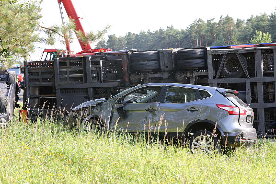 Kampf gegen die Zeit: Vollbeladener Autotransporter ŸberschlŠgt sich auf der A9 - Feuerwehr braucht anderthalb Stunden, um eingeklemmten Fahrer zu befreien