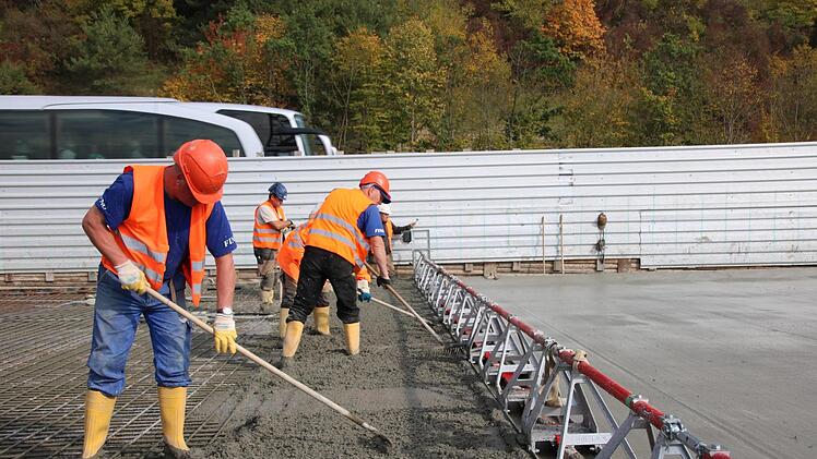 Jede Woche werden 25 Meter Autobahn-Brücke betoniert und übers Tal neben dem Klöffelsberg geschoben. Foto: Ralf Ruppert
