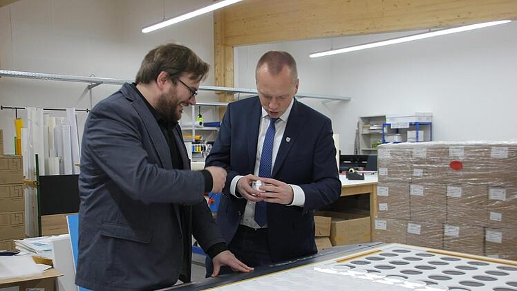 Dominik Trebes erklärt Bürgermeister Thomas Löffler, worauf es beim Laserdruck ankommt.Veronika Schadeck