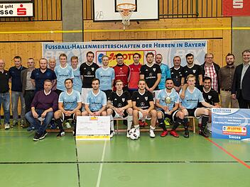 Der TSV Mönchröden (hellblaue Trikots) wurde Hallenkreismeister vor dem TSV Sonnefeld. Mit im Bild (stehend von links) Spielgruppenleiter Frank Börner, Thomas Hüttl (Trainer), KSL Egon Grünbeck, Marcel Pavel (Co-Trainer), Hans-Joachim Lieb (Präsident, alle Mönchröden), Peter Ambrosius (Betreuer Sonnefeld), Spielgruppenleiter Georg Skliwa, Phillip Goller (Lotto Bayern) und stellvertretender Landrat Gerhard Wunder. Vorne links Peter Marscheider (Vizepräsident TSV Mönchröden). Fotos: Heinrich Weiß