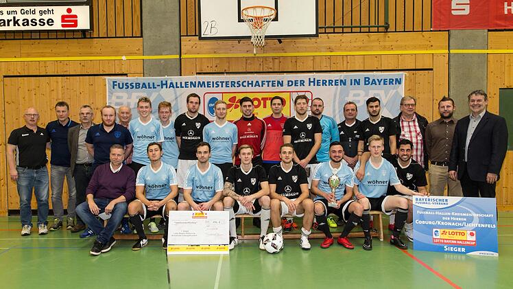 Der TSV Mönchröden (hellblaue Trikots) wurde Hallenkreismeister vor dem TSV Sonnefeld. Mit im Bild (stehend von links) Spielgruppenleiter Frank Börner, Thomas Hüttl (Trainer), KSL Egon Grünbeck, Marcel Pavel (Co-Trainer), Hans-Joachim Lieb (Präsident, alle Mönchröden), Peter Ambrosius (Betreuer Sonnefeld), Spielgruppenleiter Georg Skliwa, Phillip Goller (Lotto Bayern) und stellvertretender Landrat Gerhard Wunder. Vorne links Peter Marscheider (Vizepräsident TSV Mönchröden). Fotos: Heinrich Weiß