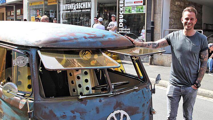 Auf alt getrimmt ist dieser VW-Bus des Münnerstädters Matthias Krenzer. Doch das Fahrzeug, Baujahr 1960, kam gerade durch den TÜV. Die vorderen Scheiben können, wie damals üblich, hochgeklappt werden. Dieter Britz