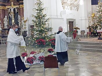 Weil die bekannte Lichterprozession zum Abschluss der Ewigen Anbetung wegen Corona entfallen musste trug Pfarrer Pater Ludwig Mazur, begleitet von Mesner Reinhold Hutzler das Allerheiligste alleine durch die Basilika.  Foto: Thomas Weichert