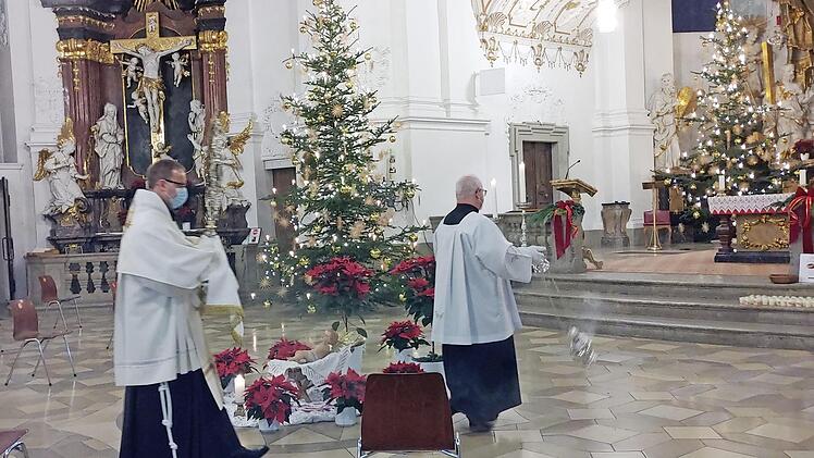 Weil die bekannte Lichterprozession zum Abschluss der Ewigen Anbetung wegen Corona entfallen musste trug Pfarrer Pater Ludwig Mazur, begleitet von Mesner Reinhold Hutzler das Allerheiligste alleine durch die Basilika.  Foto: Thomas Weichert