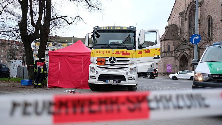 N&uuml;rnberg: T&ouml;dlicher Verkehrsunfall - Fahrradfahrerin stirbt nach Zusammensto&szlig; mit Lkw