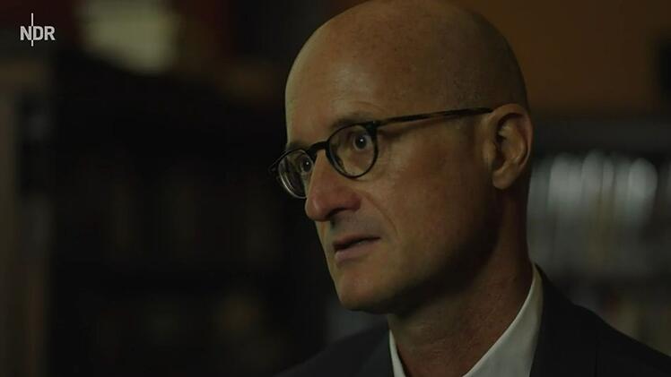 "Wenn amerikanische oder europäische Sanktionen auf ein Schiff auferlegt werden, dann bricht die Aktivität in diesem Schiff zusammen", erklärt Wirtschaftswissenschaftler Robin Brooks.