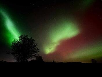 Polarlichter &uuml;ber Franken: Fotos vom Kreuzberg bei Marktrodach