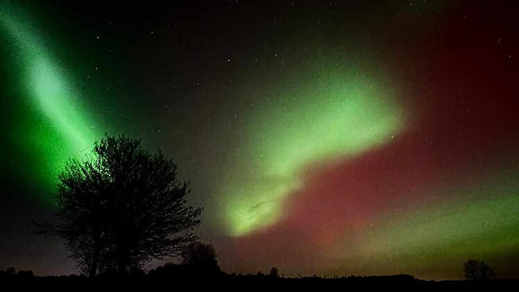 Polarlichter &uuml;ber Franken: Fotos vom Kreuzberg bei Marktrodach