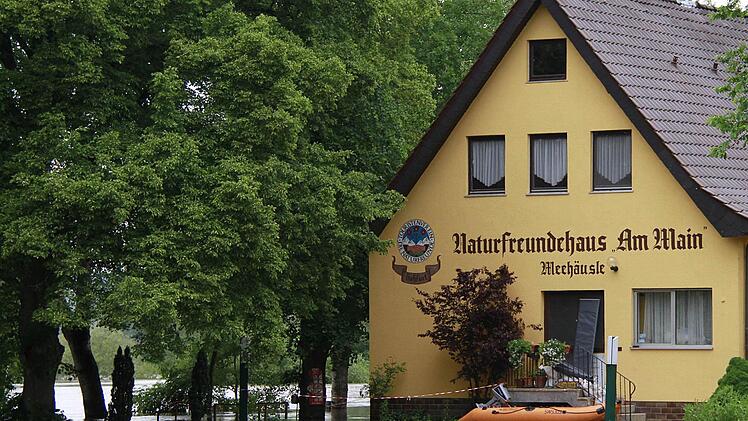 Das "Meehäusle" in Haßfurt ist zur Zeit am besten mit dem Schlauchboot zu erreichen.
