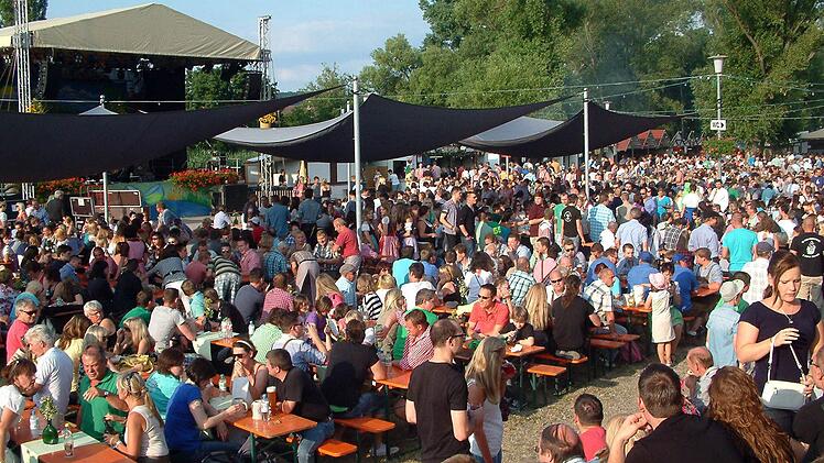 Ein Traum am Altmain. Das Sander Weinfest zieht seit bald 25 Jahren tausende Menschen aus der Region an. Alle Fotos: Alfons Beuerlein