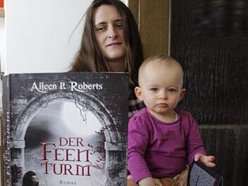 "Feenturm" ist eines der erfolgreichsten Bücher von Claudia Lössl. Die Kirchehrenbacher Autorin hat ihrem Töchterchen Mara nach der Heldin ihres ersten Romans benannt. Foto: Josef Hofbauer
