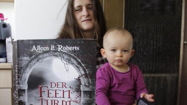 "Feenturm" ist eines der erfolgreichsten Bücher von Claudia Lössl. Die Kirchehrenbacher Autorin hat ihrem Töchterchen Mara nach der Heldin ihres ersten Romans benannt. Foto: Josef Hofbauer